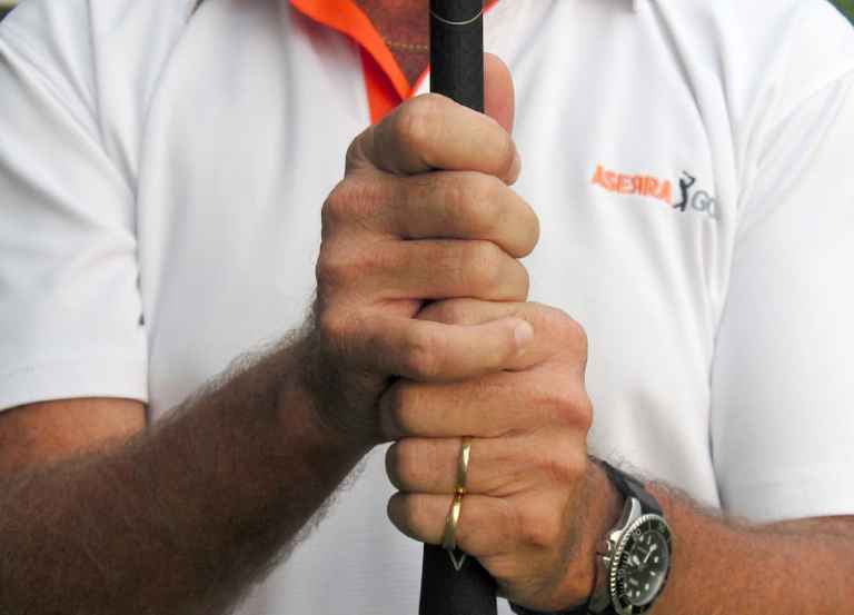 Cách cầm gậy golf Overlapping
