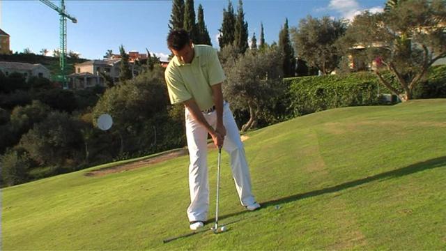 Bí quyết kỹ thuật golf khi đánh bóng lên dốc