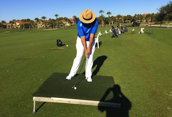 Mẹo kỹ thuật đánh golf khi bóng xuống dốc