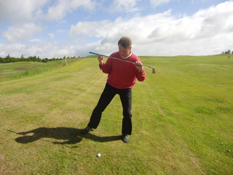 Hướng dẫn kỹ thuật đánh golf trên sườn dốc chuẩn