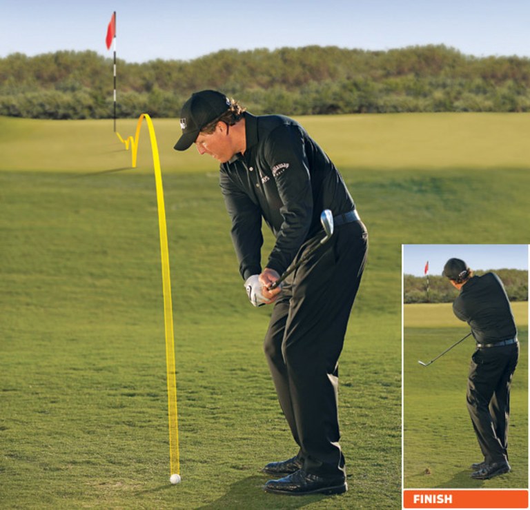 Phi Mickelson thực hiện kỹ thuật chip bóng golf bổng