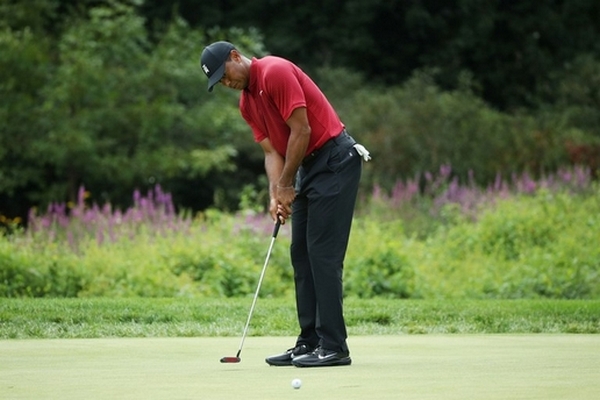 Hướng dẫn kỹ thuật gạt bóng golf như Tiger Woods