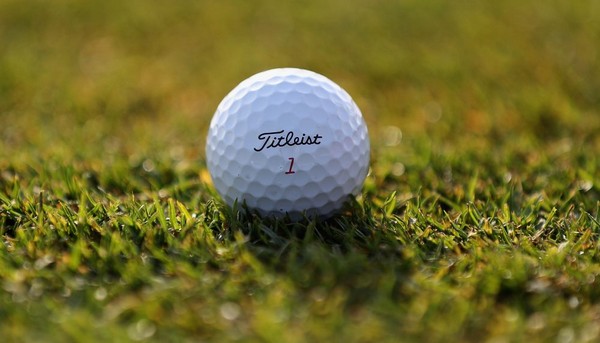 Mẫu bóng golf nào tốt nhất? Titleist Pro V1