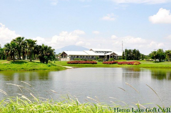 Sân golf Đàm Vạc với thiết kế hồ nước thơ mộng