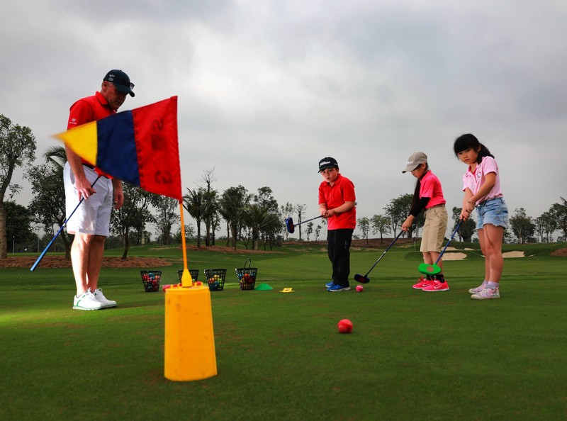 Khóa học thiếu nhi tại sân golf Ecopark
