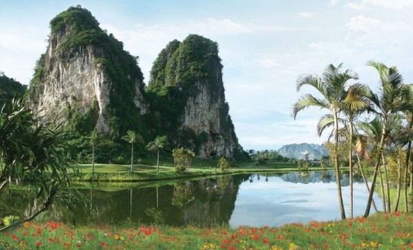 Sân golf Phoenix Hòa bình có núi đá