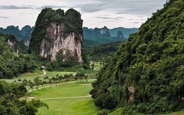 Quang cảnh sân golf Phoenix Hòa Bình