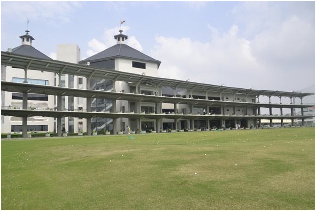 Toàn cảnh sân tập golf Phương Đông rất nhiều làn driving range