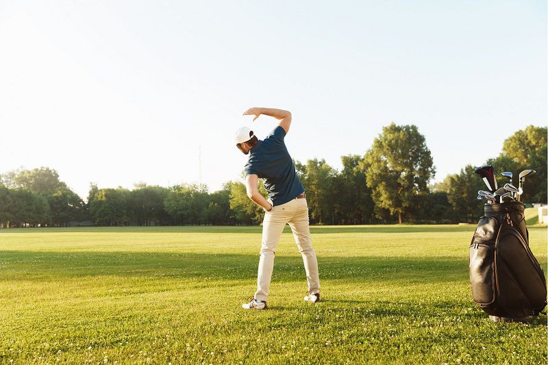 Golfer nên khởi động nhẹ trước khi đánh golf