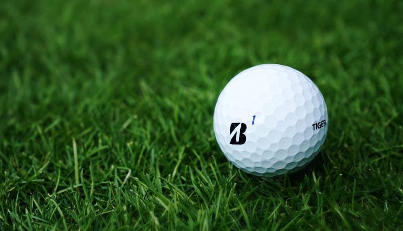 Bóng golf Bridgestone Tour B X là sự lựa chọn hoàn hảo cho những ai đang tìm kiếm một quả bóng cứng cáp