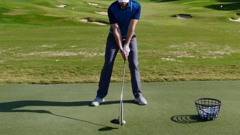 Golfer cần căn cứ vào loại gậy để lựa chọn vị trí đặt bóng chuẩn nhất 