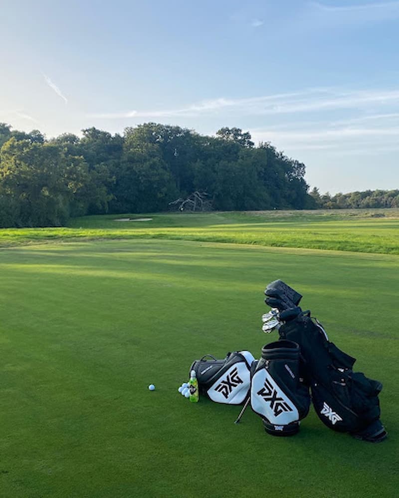 Túi gậy golf PXG chinh phục người mua bởi sự đa dạng trong chất liệu, kiểu dáng và thiết kế túi