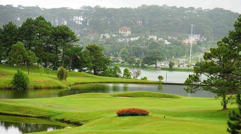 Sân golf Đà Ròn có vị trí đắc địa, thu hút nhiều golfer