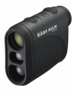 Ống nhòm golf Nikon Aculon AL11 vừa đo được khoảng cách, vừa giúp golfer quan sát được vị trí mục tiêu 