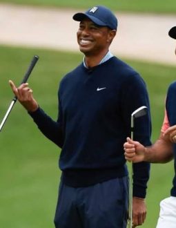 Những chiếc áo thun đánh golf đơn giản không bao giờ bị lỗi mốt