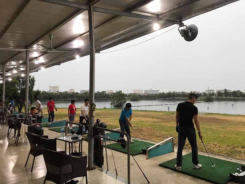 Sân golf mở cửa cả vào ban đêm để phục vụ khách hàng