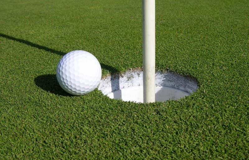 Một sân golf tiêu chuẩn có bao nhiêu lỗ?