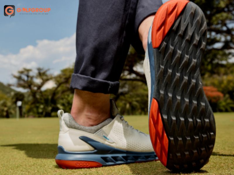 Golfer nên chú ý đến khả năng chống thấm nước, chống bám bụi của giày Ecco