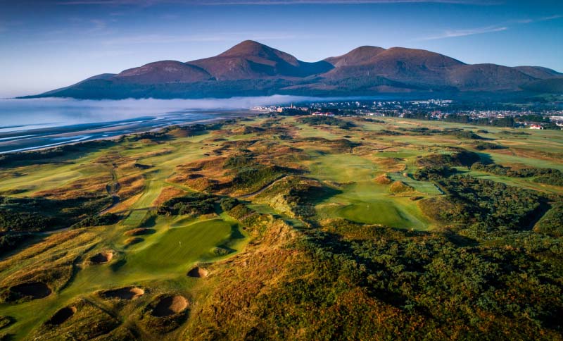 Sân golf lâu đời nhất trên thế giới Royal County Down-Ireland được các chuyên gia đánh giá cao về chất lượng sân tập