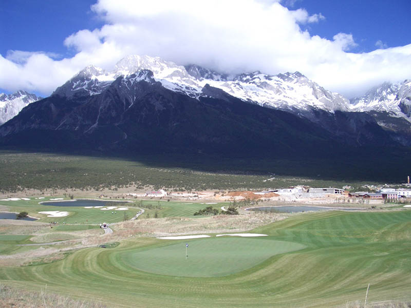 Sân golf Dragon Snow Mountain Golf Club nổi tiếng là sân golf thách thức nhất thế giới