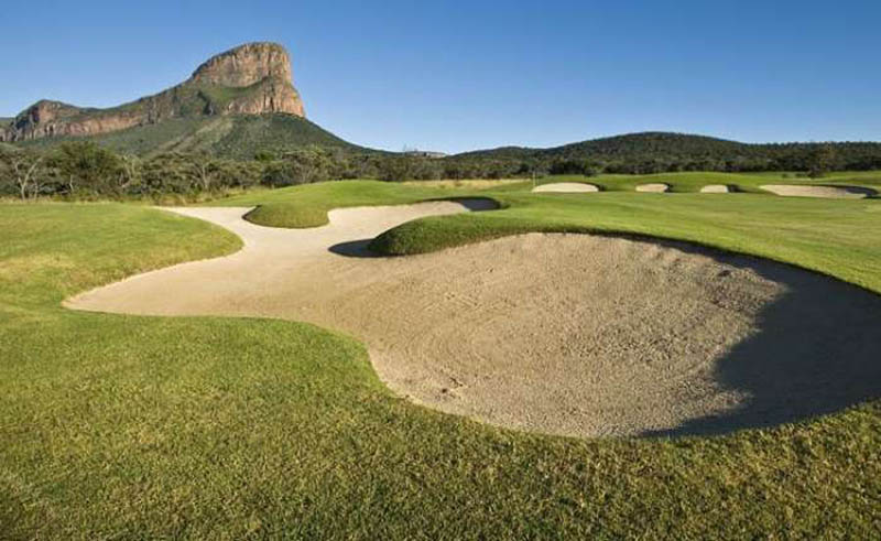 Sân golf lớn nhất thế giới Legend Golf & Safari Signature Course - Nam Phi được đặt tại vị trí khá ấn tượng 