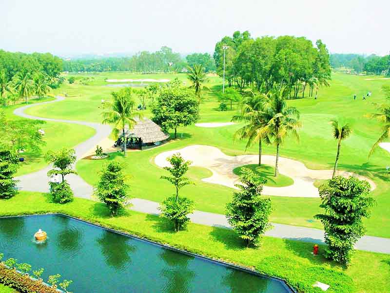 Sân tập golf miền Nam Sông Bé được tô điểm bởi hàng cây xanh đẹp mắt