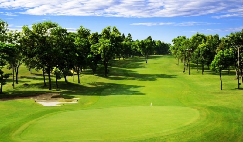 Sân golf Nhơn Trạch được bao phủ bởi không gian xanh