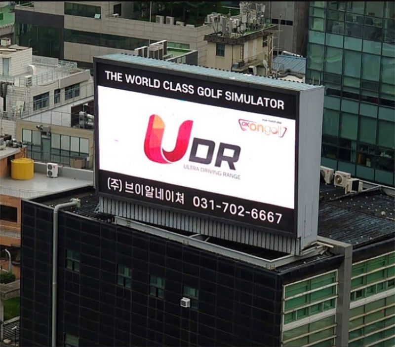 Biển quảng cáo OKONGOLF cho công nghệ UDR 4.0 được đặt ngay trung tâm Thanh phố Seoul