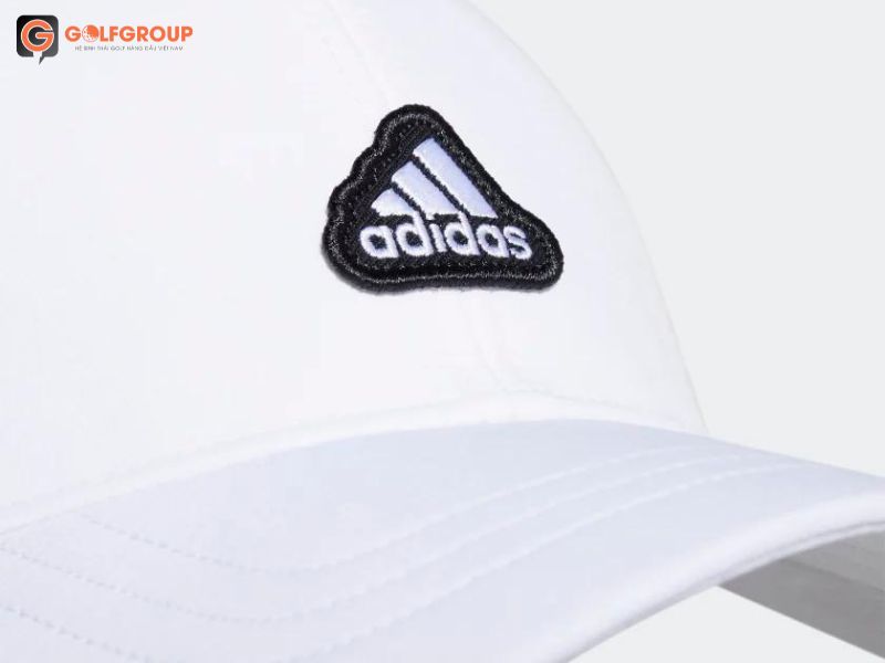 Logo Adidas được thêu nổi
