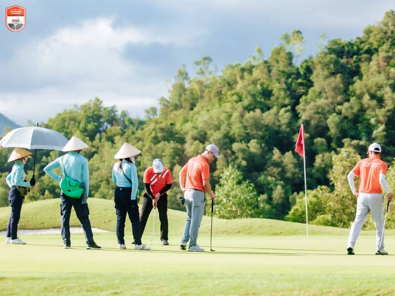 Hơn hàng trăm golfer tham dự cùng hơn 30 đơn vị tài trợ với những giải thưởng hấp dẫn