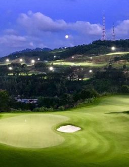 Ý tưởng thiết kế chiếu sáng sân golf lần đầu tiên được đề cập vào năm 1996