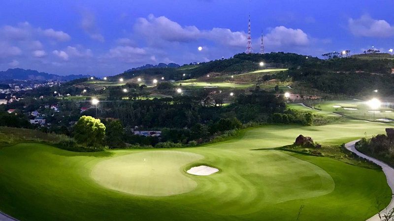 Ý tưởng thiết kế chiếu sáng sân golf lần đầu tiên được đề cập vào năm 1996