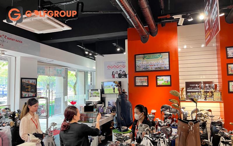 GolfGroup là địa điểm để quý khách hàng chọn mua mẫu áo dài tay Lecoq QGMUJB12 Xám chính hãng tại Việt Nam