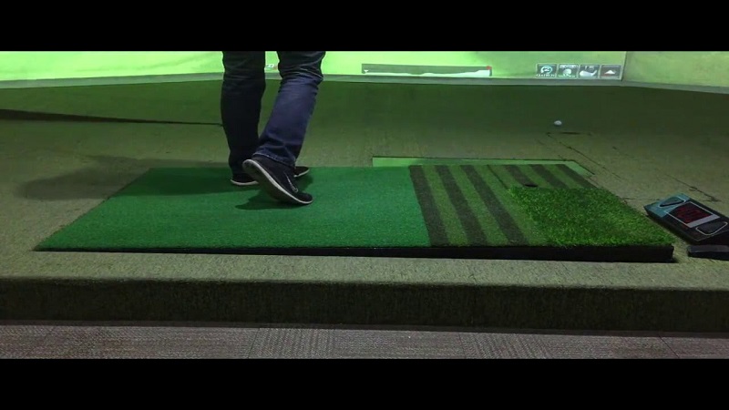 Golfer chú ý đến khả năng kết nối của thảm 