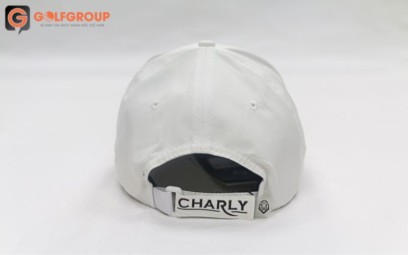 Mũ golf nam Charly thêu sườn VT006139 trắng trơn có logo được thêu nổi bằng chỉ đen bên sườn