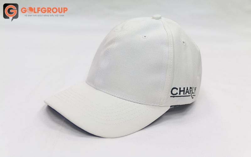 Mũ golf nam Charly thêu sườn màu trắng VT006139 là chiếc mũ golf hot trong mùa hè năm nay