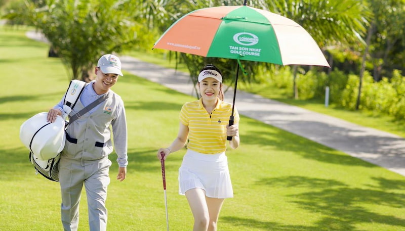 Nhân viên sân golf có nhiệm vụ đảm bảo an toàn cho golfer và tài sản của họ