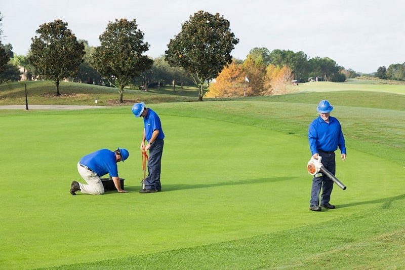 Nhân viên bảo trì sân golf thường xuyên kiểm tra tình trạng sân