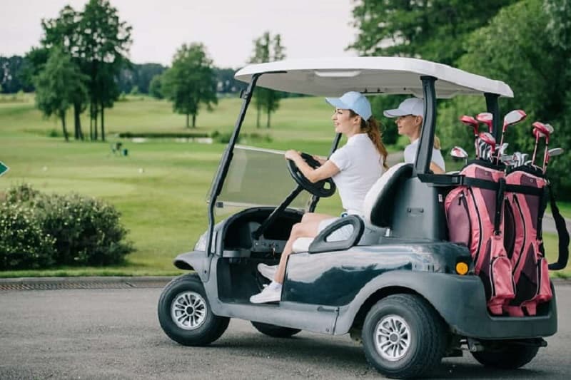 Người sử dụng cần điều khiển xe golf với tốc độ an toàn, tuân thủ luật giao thông