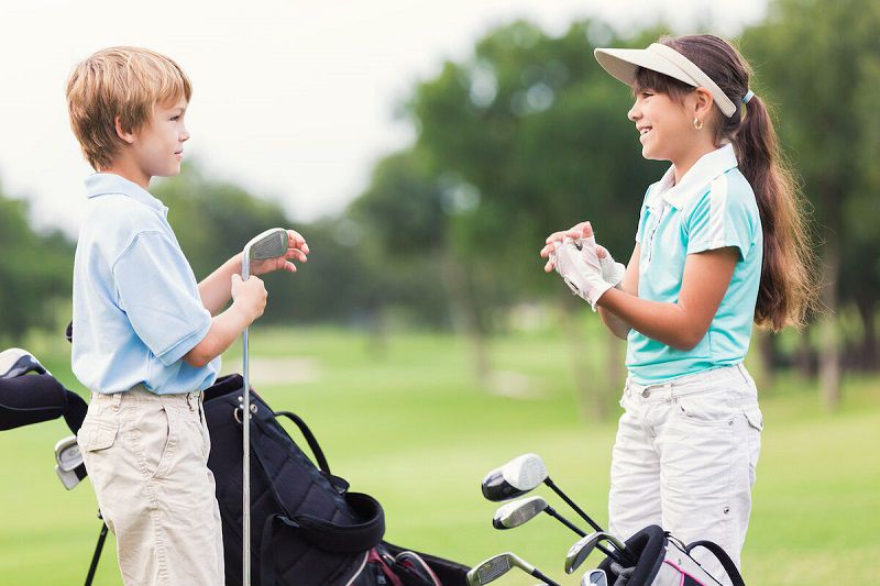Việc sử dụng riêng bộ gậy golf nhí giúp trẻ em nắm bắt golf chuẩn nhất