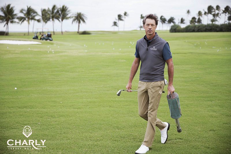 Quần áo golf Charly thoải mái, vừa vặn với cơ thể