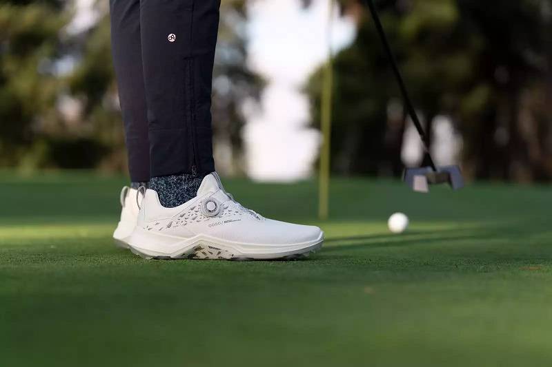 Golfer nữ nên chú ý lựa chọn mẫu giày có size vừa chân nhất