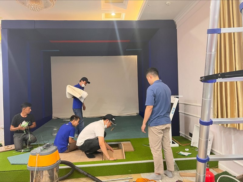 Thi công phòng golf 3d: lắp đặt các phần cứng, thảm,...
