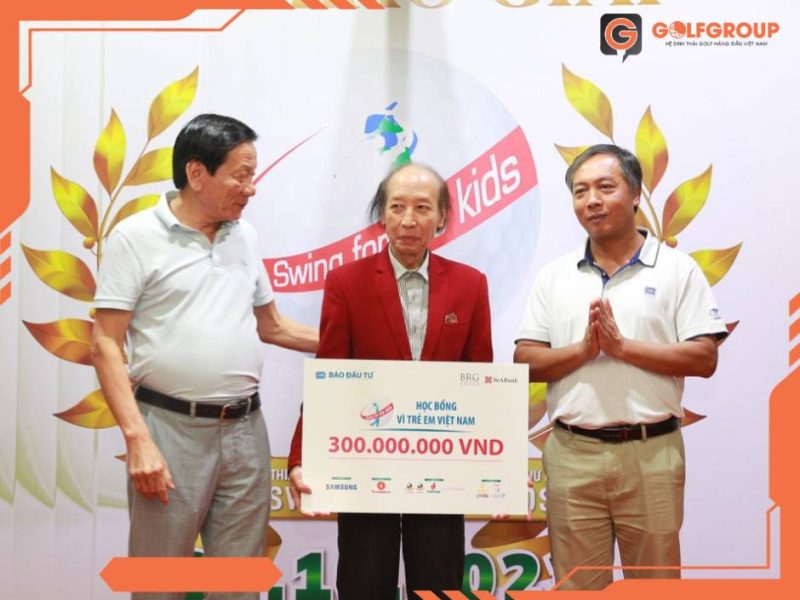 Tại lễ trao giải, Ban tổ chức đã trao 300 triệu đồng cho Quỹ Khuyến học Việt Nam 