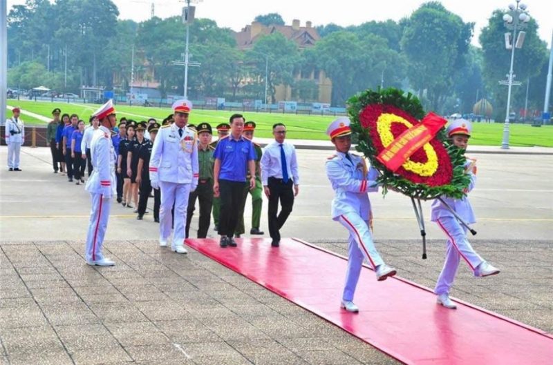 Đoàn thanh niên các đơn vị dâng hương báo công với Bác
 tại Lăng Chủ tịch Hồ Chí Minh