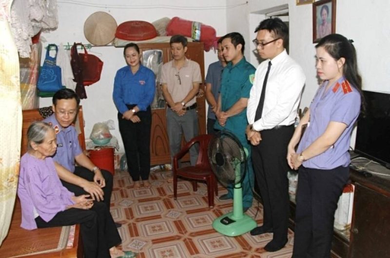 Đoàn thăm hỏi gia đình chính sách có hoàn cảnh đặc biệt khó khăn trên địa bàn Thành phố Hà Nội.