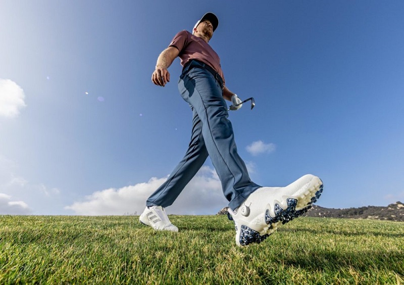 Giày golf thường được làm từ chất liệu vải, da,... chống thấm tốt