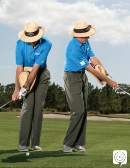 Khoảng cách giữa 2 chân là yếu tố quan trọng trong kỹ thuật chipping golf bóng thấp