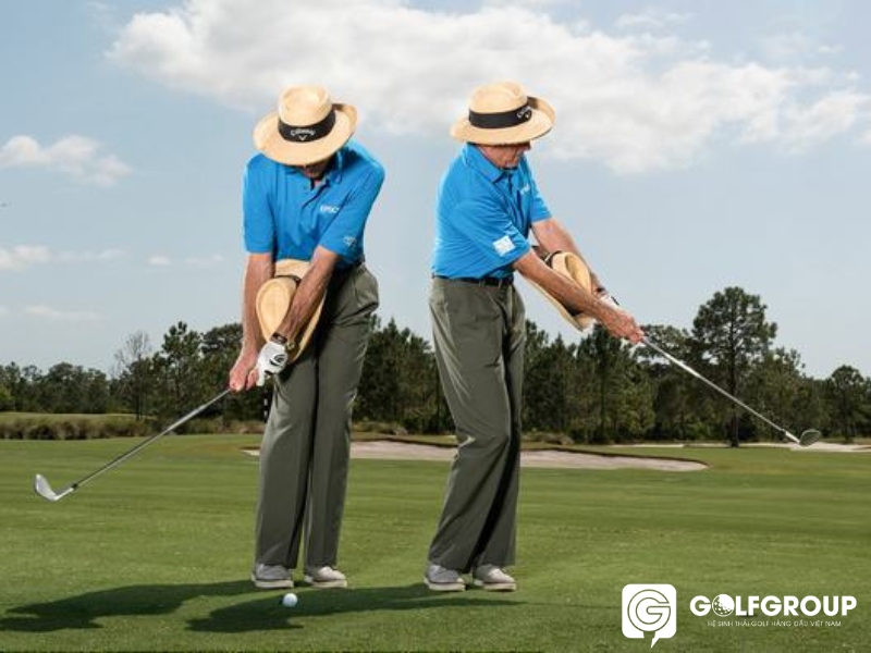 Khoảng cách giữa 2 chân là yếu tố quan trọng trong kỹ thuật chipping golf bóng thấp
