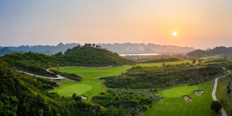 Tại sân có đầy đủ tiện ích, view nhìn thẳng ra sân golf